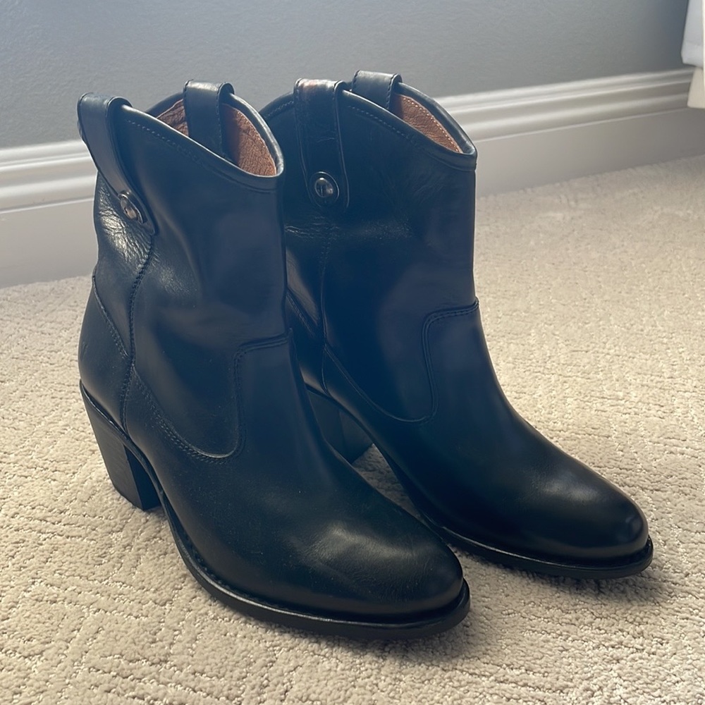 NWOT, Frye Jackie Button Short Bootie